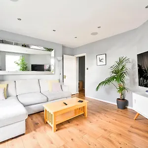 Cosy 1-bed E15, Sleeps 4, 1 Min From Tube Station Near O2 Arena London